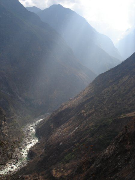 Údolí řeky Apurimac mezi strmými svahy Andských velekopců.