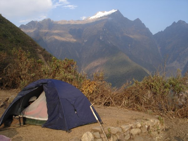 Stanujeme na malých teráskách v campamentu. Jinde bychom těžko hledali rovný plácek, svahy jsou hodně strmé.