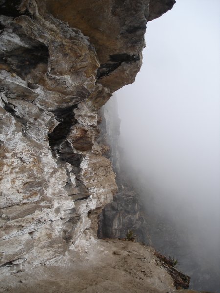 Ještě že je mlha a není vidět ta propast pod námi.