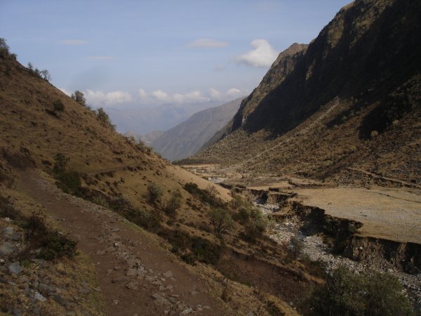 Břehová abraze jak z učebnice.