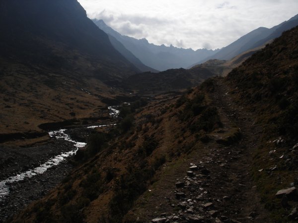 Podél řeky se jde příjemně, stoupání je jen mírné, takže se síhám i dívat kolem.