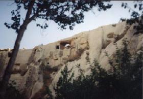 Skály jsou vytesanými světničkami doslova prolezlé