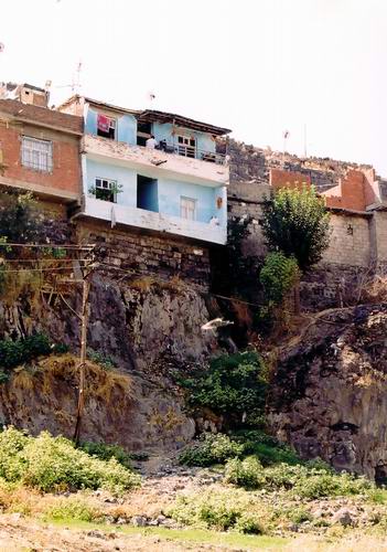 Vestavěné baráčky zvenčí na hradbách