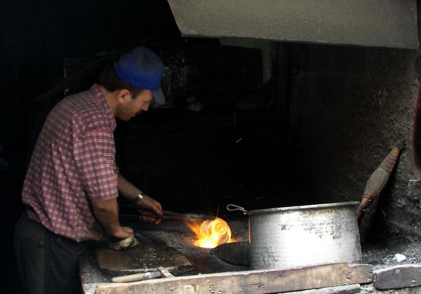 V kovotepecké uličce v Trabzonu - cínování nádobí