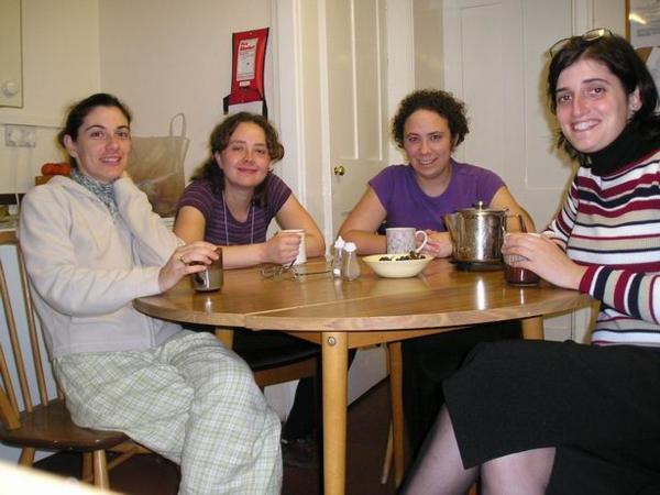 Osádka našeho domu bez Izraelky Michal. Zleva Maja (Chorvatsko), Lena (má ruská chavruta z Paidei) a Shari z USA/Our house crew without Michal, the Israeli: (from left) Maya from Croatia, Lena and Shari from the U.S.