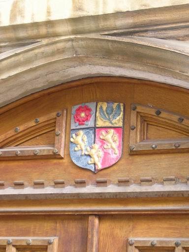 Tohle je její erb (s těma lvama se člověk cítí hned jako doma, že jo)/My college´s coat of arms