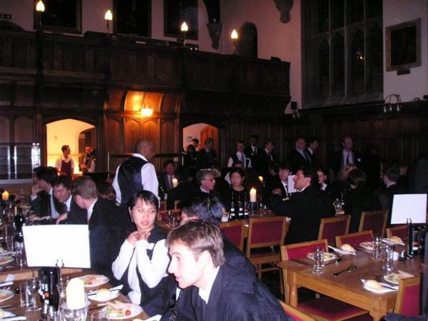 Slavnostní večeře v talárech uvnitř/A ceremonial dinner in gawns in the hall