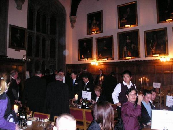 Ten kluk ve vínové košili je můj zmiňovaný kamarád Omar z Bahrajnu/The man in the lila shirt is my friend Omar from Bahrain