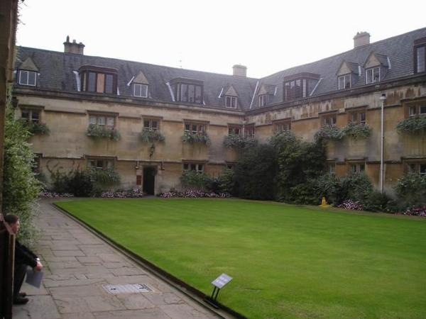 Nádvoří college. Za většinou těch oken bydlí studenti./One of the college´s quads. This is where some of the students live.