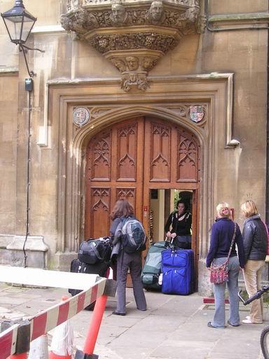 Do college celý tzv. nultý týden přijíždějí zavazadly obtěžkaní studenti/Arival of some of the overburdened students.