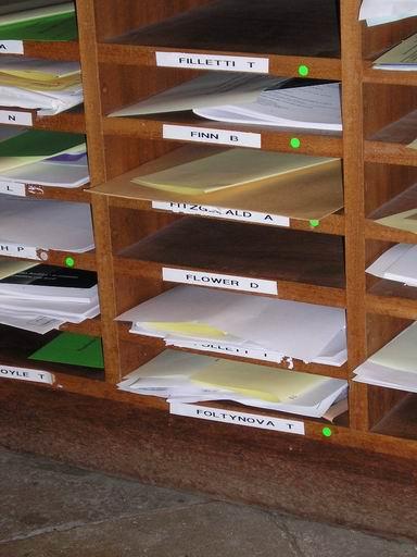 Hele! Mám tu svojí přihrádku!/Hey, my own pidgeonhole!