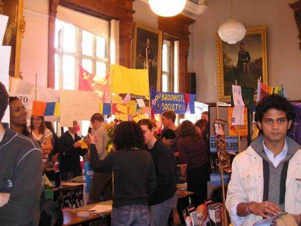 Studentský trh na němž se nováčkům nabízejí různé spolky, které tvoří důležitou součást společenského života oxfordských studentů./Students´ fair where the Oxford societies try to atract freshers to join in