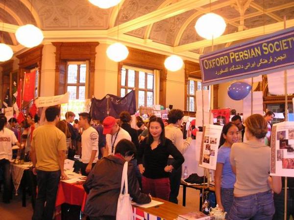 Je tu všechno od spolku milců čaje, přes hinduisty, mladé konzervativce, ochránce lidských práv až po horolezce a badmintonisty/You name it, it is there from the society of tea drinkers through Habad, Hindu students, young Tories to salasa dancing and fencing