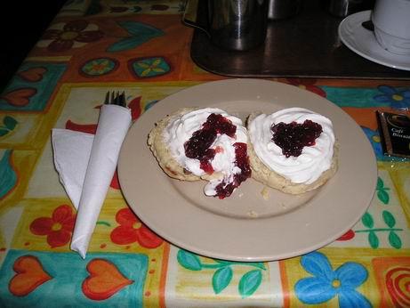 Nefalšovaný "Scone," šíleně tučná a děsně dobrá britská máslová kobliha/"Scone" - genuine British (incredibly heavy) doughnut (really yammy)