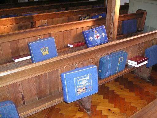 A malá zajímavost na konec. Ve všech kostelích tu lidé mají pověšené takovéhle pečlivě vyšívané polštáře na klečení. Tyto jsou z kostela sv.Martina v Bladonu./In all the churches I have seen here so far there are these peculiar embroidered pillows people use to knee on durring the service. These are from St. Martin church in Bladon.