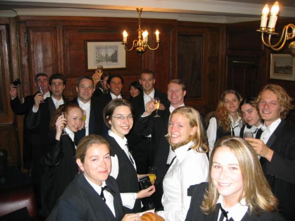 (foto Phong) Imatrikulaci předcházela sklenka šampaňského v MCR/Champagne in MCR before the matricualtion