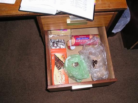 Zásuvka poslední čokoládové záchrany v mém psacím stole/Chocolate survival kit in my desk