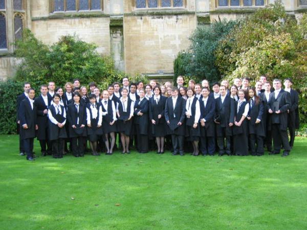 (foto Eric) Foto magisterských studentů. Schválně, kdo mě najde?/Photo of the Pembroke graduates. Chipasti ve-lo macati...