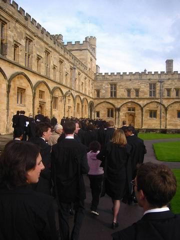 (foto Eric) Na cestě na imatrikulaci/On the way to Examination Schools
