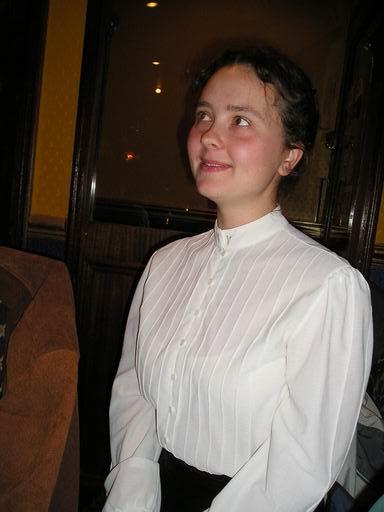 Lena ve zbytku svého taláru vypadala úplně jak Jane Austin/Lena still wearing a part of her gawn - Jane Austin style