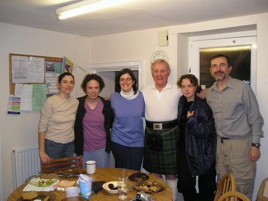 Návštěva Majiných rodičů (tatínek nalevo) a Lenina kamaráda Skota/Maya´s parents visit (her father on the far right) and a visit of Lena´s Scottish friend