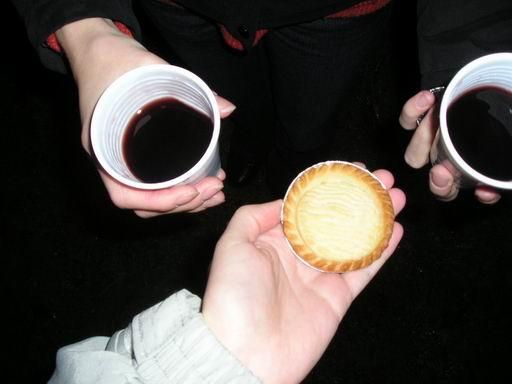 Tohle se u toho jí a pije. Je to svařák a takové taštičky s marmeládou/Traditional food and drinks - hot wine and jam cookies