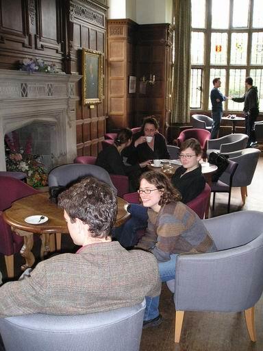 Čajová přestávka "mezi hebrejštinami." Vzadu s hrnkem u pusy moje milovaná učitelka hebrejštiny Tali./Tea break "in between the Hebrew classes." My beloved Hebrew teacher Tali is the one holding a tea cup