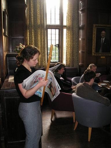 Lena ponořená do novin/Lena reading the papers during a break