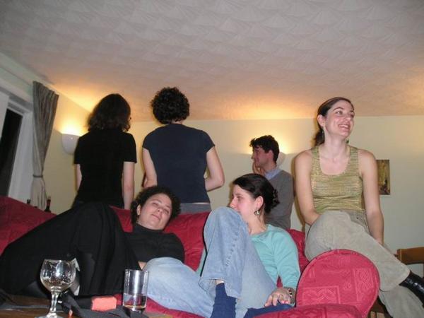 čelem k vám zleva Shari, Ester a Maja