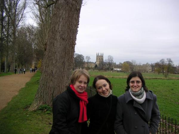 Natalia na návštěvě v Oxfordu (s Noami, její současnou spolužačkou a zároveň mou bývalou spolužačkou z Pedf - náhoda, co?)/Natalia and Naomi on their visit to Oxford.