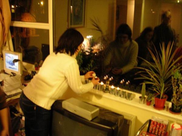 Dnes na návštěvě u Michal. Podle starobylé tradice rodu Molchů sahající až do starověkkého Řecka, zapalujeme u Michal z druhé strany/At Michal and Andy´s