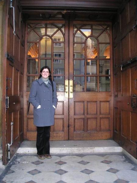 Po odevzdání esejí před Examination Schools/In front of the Examination Schools after submitting the essays