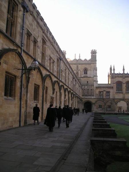 Studenti Christ Church College jdou v talárech na collections/Christ Church students in gawns (before their collections)