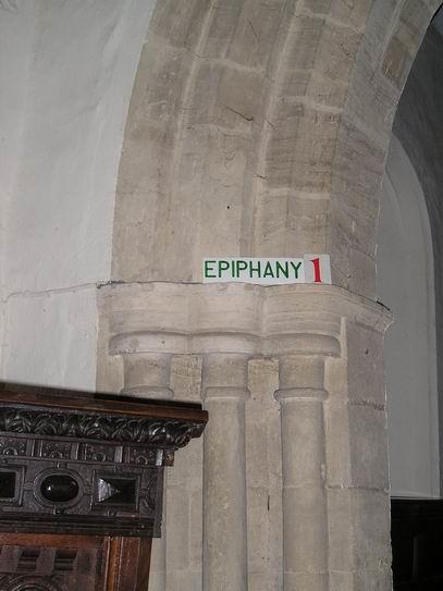 Nadějný vzkaz, který jsme našli zapomenutý v místním kostele uprostřed naší esejové agónie (Zjevení!!!)/A hopeful message forgotten on the moulding of the Yarnton church