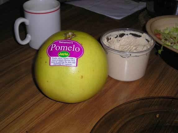 Pomelo a chumus na oslavu doběhu do cíle/An Israeli pomelo and British chumus to mark the end of the essay week