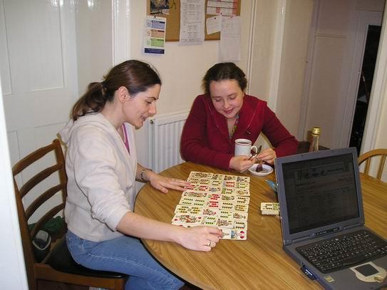 Maja v roli cikánky - předvídá Leně milostnou budoucnost (šance, že to vyjde, je prý fifty-fifty/Maja as a fortune-teller