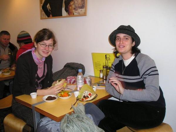 Daly jsme si moc dobrý falafelový oběd (líbezný izraelský majitel se nám velmi pečlivě osobně věnoval a nakonec nám řekl: "Na vás se hned pozná, že jste židovky. Moc hezky se smějete. To je jiný kafe, než ty studený Britky..." No, co na to říct...Nevymlouvaly jsme mu to a vzaly jsme to jako kompliment:-)/Our falafel lunch