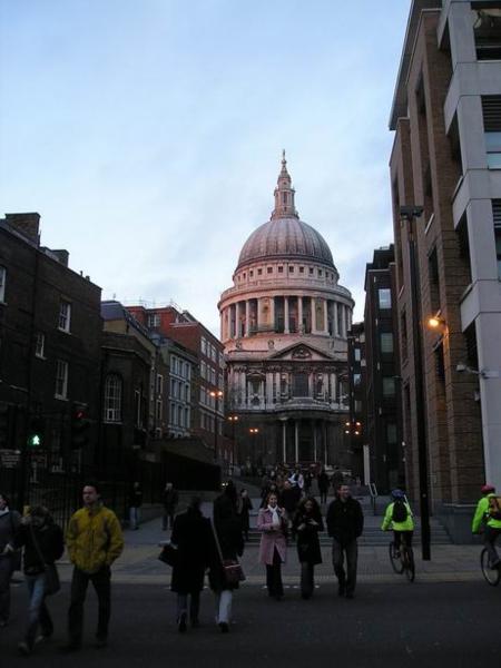 Odpoledne jsme se přeci jen vrátily do centra a začaly si hrát na turistky. St.Paul's Cathedral/ Back to the city center - St.Paul's Cathedral