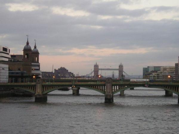 Tower Bridge (ještě si to pamatuju z hodin angličtiny v 5. třídě "Otvírá se uprostřed, aby jím mohly projet velké lodě"/Tower Bridge - as my pre-intermediate English textbook taught me 10 years ago: "It opens in the middle to allow big ships to pass through."