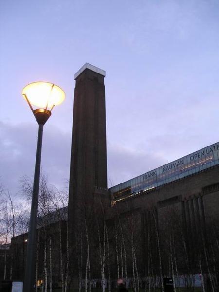 Slavná Tate gallery (která podle mě vypadá jako krematorium-sorry)/The famous Tate (I can't help it - I think it looks like a crematorium)