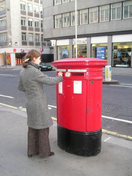 Ola u poštovní schránky/Ola posting a letter