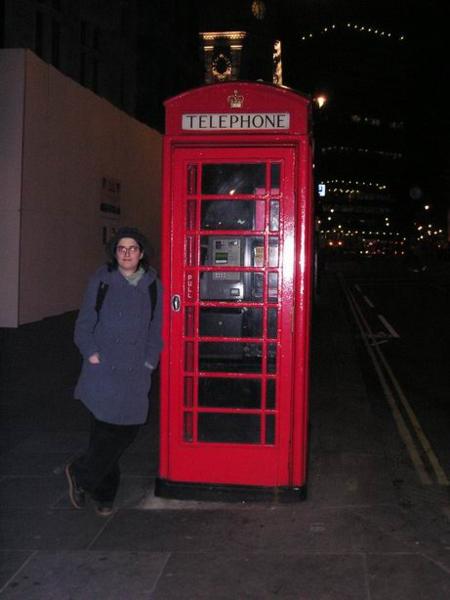 U telefonní budky (v Anglii se těchto klasických skvostů začínají pomalu zbavovat, jaká škoda!)/At a telephone booth (they are slowly starting to replace these by modern glass ones - what a shame!)