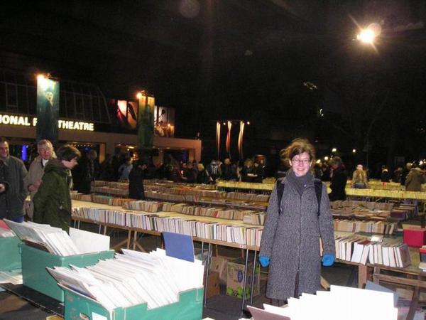 Ola na obrovském trhu s knihami z druhé ruky pod Waterloo Bridge/ A huge second-hand book market under the Waterloo Bridge