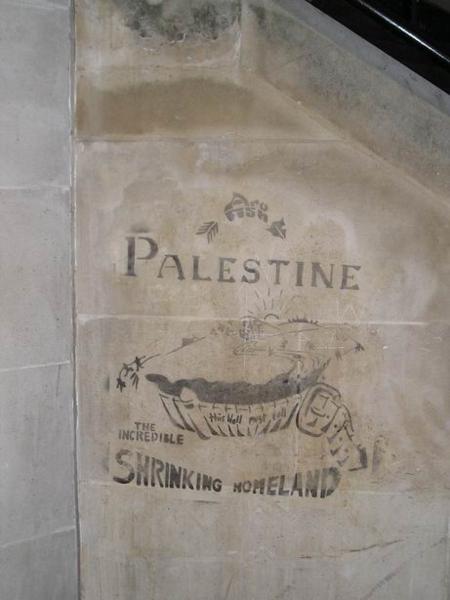 Pod Waterloo Bridge jsme našli i tohle ("Palestina, neuvěřitelná zcvrkávající se vlast. Tato zeď musí rychle padnout.")/Politics under the Waterloo Bridge