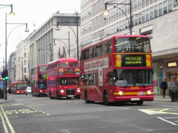 Ale když jsme zjistily, že příští sezonu bude v módě sepraná zelená, vybledlá hnědá a rozplizlá růžová, obrátily jsme své zraky k jiným londýnským atrakcím/London double-deckers