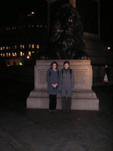 My dvě trochu toporně na Trafalgar square (když jsem byla v Londýně před 13 lety poprvé, vylezli jsme s bráchou tomu lvovi mezi pracky. Tentokrát už se mi moc nechtělo. (Asi už bačkorovatím:-)/ Trafalgar Square.