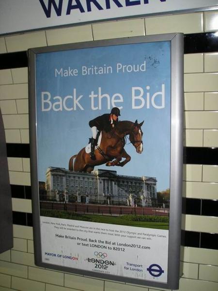 A tak jsme z centra ujely metrem pryč - a tam jsme objevily, že i Britové vlastně nevědí, jestli chtějí ve svém hlavním městě olympiádu, nebo ne/The British are not sure if to say "Yes" or "No" to the Olympics in their capital