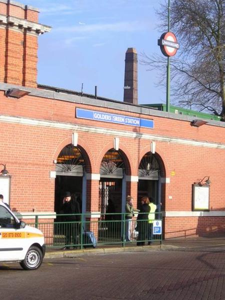 Naší další zastávkou byla židovsky hustě obydlená čtvrť Golders Green/One of our major stops was Golders Green (yes, Avi. Indeed, we went to see Jews again)