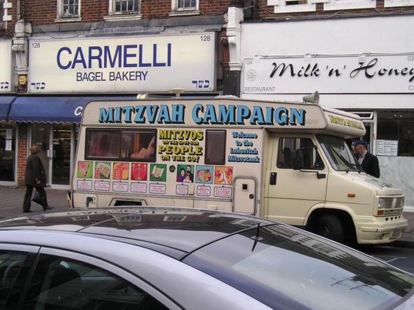 Potkali jsme chabadnický "micvatank" (naskočte a udělějte něco pro své duševní zdraví)/ Lubavitch "mitzvatank" (mitzvoth on the spot:-)