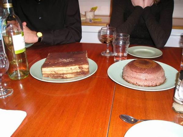 Tiramisu a bone (alespoň myslím, že se to tak jmenuje)/Tiramisu and bone (is it, Sergio? I don't remember exactly...)